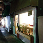 駅側から来た際の外観