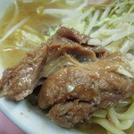 ラーメン二郎 - 【再訪】もう１つの豚は端でした