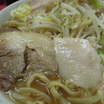 ラーメン二郎 - 【再訪】豚と脂トッピングの大きさ比較