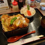 とんかつ雅 - 上ロースかつ重 1,650円、大盛50円(税込)。