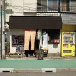 帆里 - 東口改札を出て、石段を降りて歩くとポツンと店舗があった。