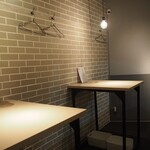 utage dotonbori - 店内（立ち飲みテーブル）