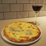 utage dotonbori - クワトロフォルマッジ ＆ 赤ワイン