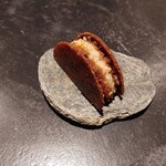 フロリレージュ - (2022年4月/訪問)ミンチ肉をサンドしたサブレ。