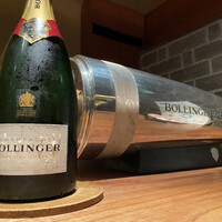 ミルカレス - 巨大なオブジェのようなボランジェボトル