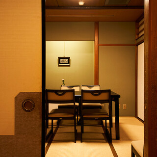 温かな照明が灯る落ち着いた空間◆個室も完備しております
