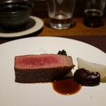 アカ - 和牛ヒレ。紫人参そのもの味のソース