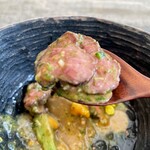 レヴォ - 薪火で炙った熊の腕の部分