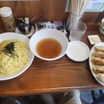 らあめん一路 - アゴざる¥680（写真は無料増しの2玉）、手作り餃子（5個）¥400、右上は割りスープ