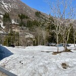 レヴォ - 雪が残る駐車場の前