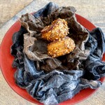レヴォ - 山椒の殻をまぶして揚げたゲンゲ