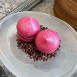 レヴォ - 赤ビーツのメレンゲ 鶏レバーのムース