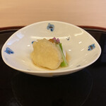 山玄茶 - 先付は熱々の胡麻豆腐でした。はふはふ、ふうふう。