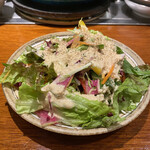 Teppansake No Kigaru - お通しのサラダ、ゴマドレッシングが美味しいです♪