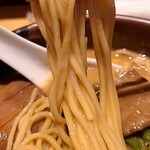 中華蕎麦 とみ田 - 麺リフト　汁が絡みまくります