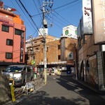 信濃路 - 振り返るとホテル街というギャップ