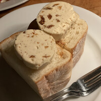 カルネジーオ イースト - 