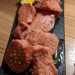 焼肉 牛猿 - 特上厚切りタン塩