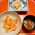 東京 芝 とうふ屋うかい - 桜海老ご飯、キャベツの漬物、赤だし