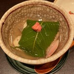 もちづき - 桜蒸し〜道明寺粉　桜の葉の塩漬け、蛤、鰆、どんこ椎茸、そら豆