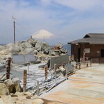 大涌谷観光センター 黒玉子茶屋 - 茶屋と蒸し器とシェルターと富士山