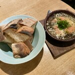 コマツ神田 西口商店街 - 明太子とチーズのぐつぐつオイル煮 バゲット添え