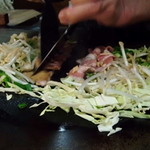 小出食堂 - 料理写真:野菜、肉を炒める
