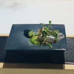 HAGI - ②【サヨリ、菜花】
      ★ サヨリ、キャベツ+菜花のソース、タンポポの新芽とフィンガーライム添え