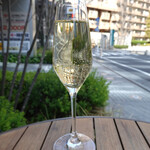 dot. Eatery and Bar - サイドウォークで CAVA