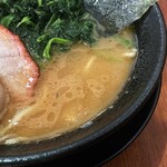 横浜家系ラーメン 三郷家 - 見た目よりも醤油も効いたスープ。