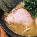 横浜家系ラーメン 三郷家 - チャーシューはスモーク。