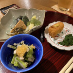 おかもと - ❼蛤と花わさび、ウドの海苔わさび和え
      焼いた百合根とコゴミの黒胡麻和え
      琵琶湖産ゴリの生姜煮
      そと呼ばれる奈良県の乳製品。
      ホワイトアスパラガスに白味噌？
      カニのコロッケ、春菊のペースト