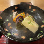 おかもと - ❹皮目を焼いた白甘鯛、筍、ワラビ、ヨモギ麩の腕