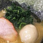 横浜家系ラーメン 三郷家 - ほうれん草＆味玉。