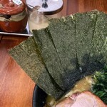 横浜家系ラーメン 三郷家 - 海苔増しは5枚100円。