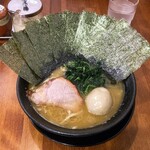 横浜家系ラーメン 三郷家 - ラーメン700円麺硬め。海苔増し100円。