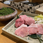 おかもと - ❽花山椒なべ
      豚肉と牛肉の食べ比べ。