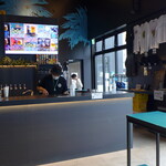 West Coast Brewing 用宗タップルーム - 定員16名の立ち飲みカウンター。店員さんとの距離も近い