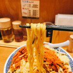 東京タンメン トナリ - 辛激タンメン  4辛　麺リフト