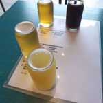 West Coast Brewing 用宗タップルーム - テイスティングセット（4種￥1400）。品名を書いたシートの上に並べてくれる