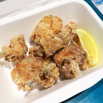 West Coast Brewing 用宗タップルーム - 日帰り温泉館内の食堂で、おつまみも調達できる。竜田揚げのように軽い食感のから揚げ（￥550）