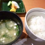 たか松 - ◆ご飯、おみそ汁（白みそ仕立）、香の物 
ご飯はつやがあり美味しい。量が少なめでしたので、男性には物足りないかもしれません。お代りできるのかしら？？ 