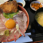 おくうら - 海鮮丼(味噌汁付)＝1850円 税込