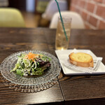 CAFE＆BAR LIBRA - セット（プラス１００円）のサラダとガーリックトーストとジンジャーエール