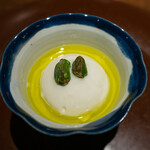 アカ - 山羊ミルクのアイス&オリーブオイル、ピスタチオ