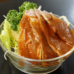 やすだ - サラダに、ゴールドビーフ笑