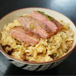 やすだ - お父さんが最後にと、作ってくれたガーリックライス✨牛タタキ合体しました！