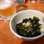 立ち飲み世界のこにし - 生ビール300円＋わかめぽんず100円