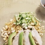 冷やし中華専門店 ひやちゅう - アボカドと鶏の棒々鶏麺。右上は麻辣系のタレ。