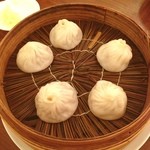 南翔饅頭店 - 日本の他の南翔饅頭店は
      知りませんが、
      ここの小籠包は美味いと
      思いますよ。
      ランチの４個セットに
      プラスワンで(￣▽￣)